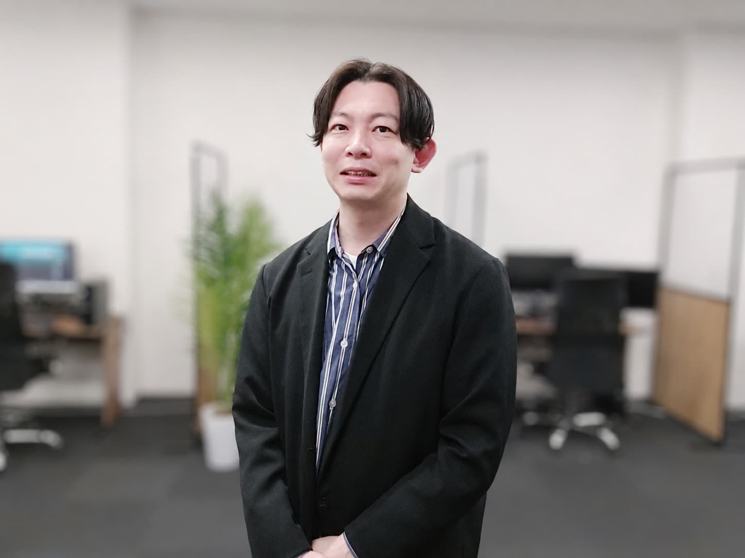 代表が作業・説明している様子のイメージ